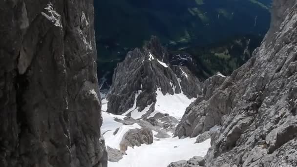 Duas cordas em uma rocha com uma vista vertical — Vídeo de Stock