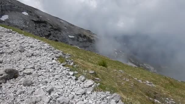 Caminhadas para a montanha Watzman na alemanha em um clima nebuloso — Vídeo de Stock