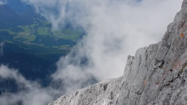 Senderismo a la montaña Watzman en Alemania en un clima de niebla — Vídeos de Stock