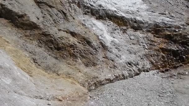 Detalhe de uma pequena cachoeira em uma rocha — Vídeo de Stock