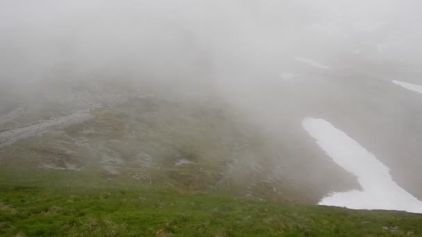 Senderismo a la montaña Watzman en Alemania en un clima de niebla — Vídeos de Stock