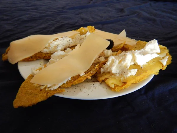 Mahlzeit mit Pfannkuchen, Käse und Gemüse — Stockfoto