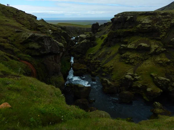 Watervallen cascade aan rivier Skoga in IJsland — Stockfoto