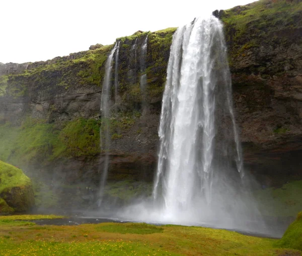 Wodospad saljalandsfoss w południowej Islandii — Zdjęcie stockowe