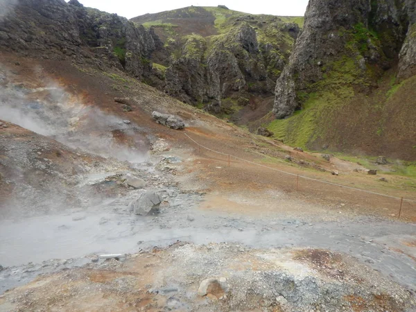 Hveragerdi valey de córregos quentes e cachoeiras na Islândia — Fotografia de Stock