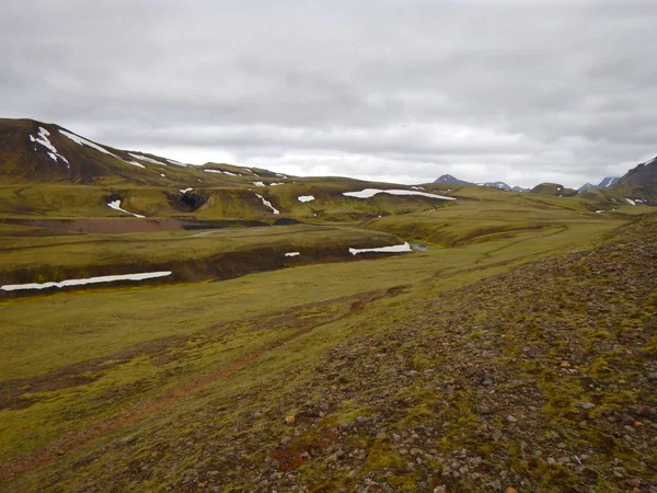 Adventure, alftavatn, beautiful, bridge, color, colorful, construction, desolate, europe, field, footbridge, glacier, grass, green, highlands, hike, hiking, hill, iceland, icelandic, island, journey, lake, landmannalaugar, landscape, laugavegur, laug — Stock Photo, Image