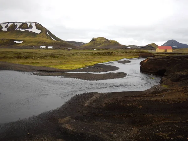 Aventura, alftavatn, hermoso, puente, color, colorido, construcción, desolado, europa, campo, puente peatonal, glaciar, hierba, verde, tierras altas, caminata, senderismo, colina, iceland, icelandic, isla, viaje, lago, landmannalaugar, paisaje, laugavegur, laug — Foto de Stock