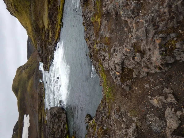 Aventura, alftavatn, hermoso, puente, color, colorido, construcción, desolado, europa, campo, puente peatonal, glaciar, hierba, verde, tierras altas, caminata, senderismo, colina, iceland, icelandic, isla, viaje, lago, landmannalaugar, paisaje, laugavegur, laug —  Fotos de Stock