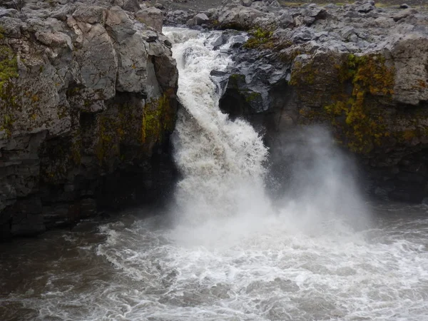 Râu frumos sălbatic la excursie laugavegur în iceland — Fotografie, imagine de stoc