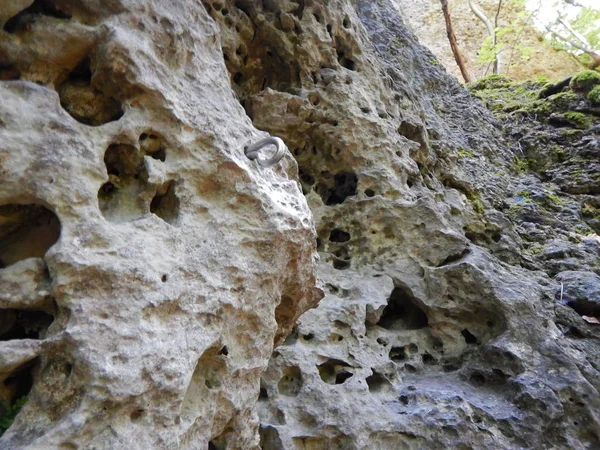 Parafuso de aço em uma pedra calcária para uma escalada segura — Fotografia de Stock
