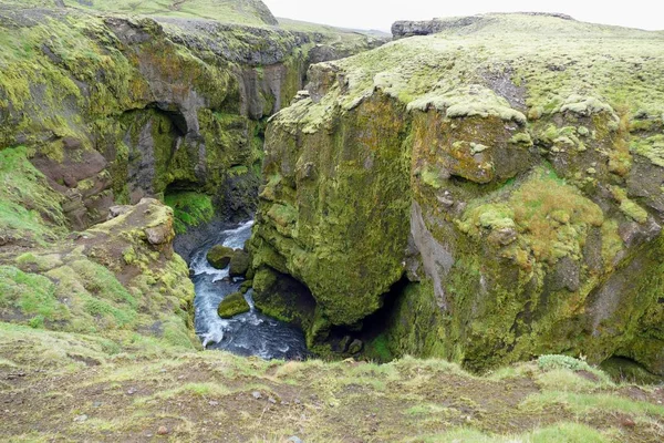 Wasserfall-Kaskade am Fluss skoga in Island — Stockfoto