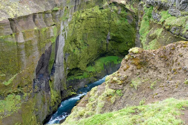 Wasserfall-Kaskade am Fluss skoga in Island — Stockfoto