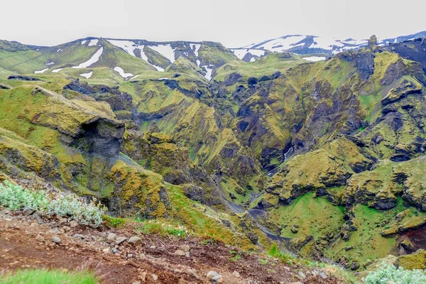 Hermoso paisaje senderismo el sendero fimmvorduhals en iceland — Foto de Stock