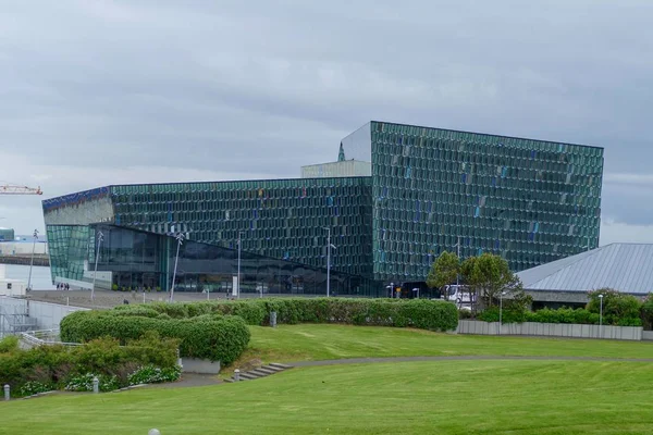 Salle de concert moderne harpa à reykjavik — Photo