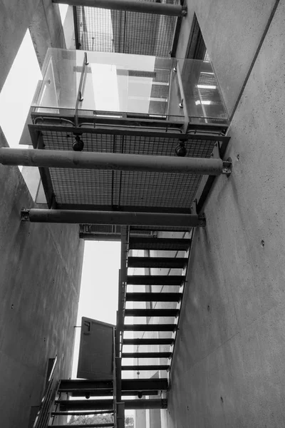 Escalier extérieur en métal émergent sur un bâtiment — Photo