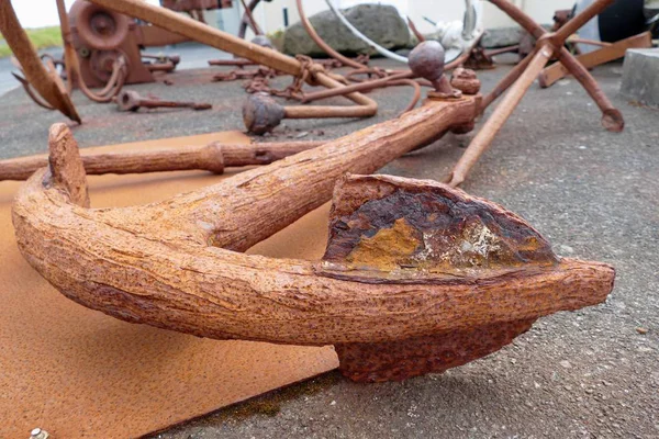 Ржавый якорь старой рыбацкой лодки — стоковое фото