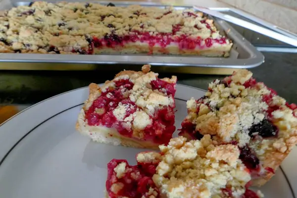 Saboroso bolo de desmoronamento de frutas doces — Fotografia de Stock