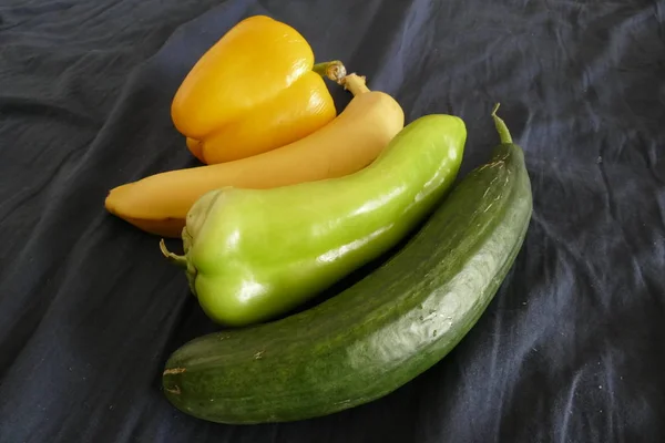 Pimentão de pepino de legumes frescos e banana — Fotografia de Stock