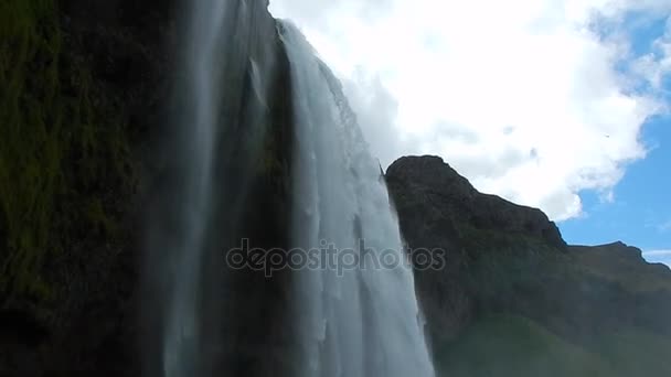Prachtige waterval aan Skoga rivier in southhern IJsland — Stockvideo