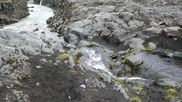 Prachtige waterval aan Skoga rivier in southhern IJsland — Stockvideo