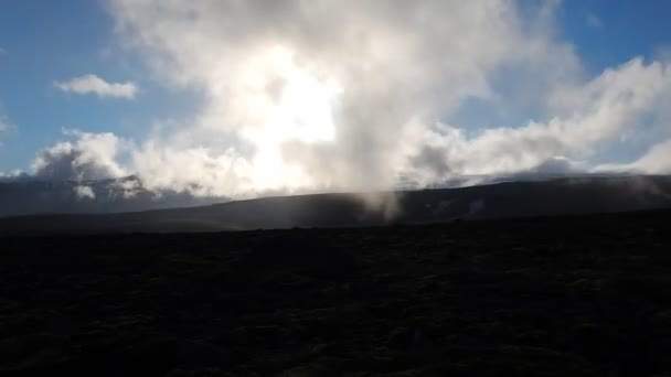 Zeitraffer einer isländischen Landschaft bei fimmvodruhals — Stockvideo