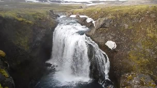 Prachtige waterval aan Skoga rivier in southhern IJsland — Stockvideo