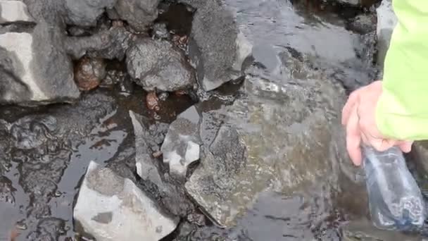 Water drinken uit een gletsjer met — Stockvideo