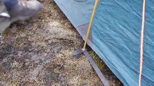 Палатка в экстремальной погоде — стоковое видео