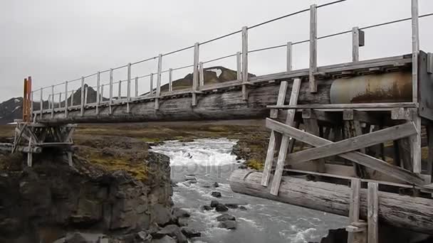 Γέφυρα πάνω από ένα ποτάμι στο laugavegur μονοπάτι — Αρχείο Βίντεο