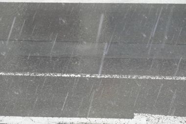 yağmur damlaları bir yolda bir fırtınada