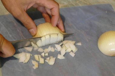 Mutfakta kesim soğan