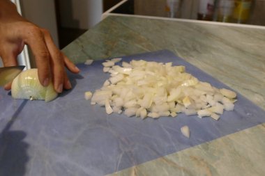 Mutfakta kesim soğan