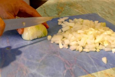 Mutfakta kesim soğan