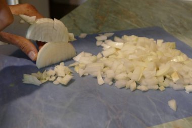 Mutfakta kesim soğan