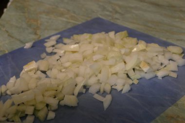 Mutfakta kesim soğan