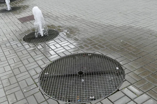 Runde Wasserfontäne auf einem Straßenpflaster — Stockfoto