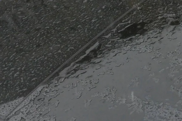 Chuva cai em uma tempestade em uma estrada — Fotografia de Stock