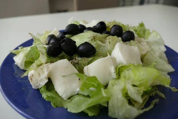 Insalata di verdure con mozzarela di lattuga e olive — Foto Stock