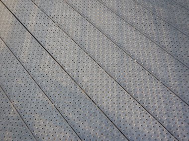 gri perfored metal doku