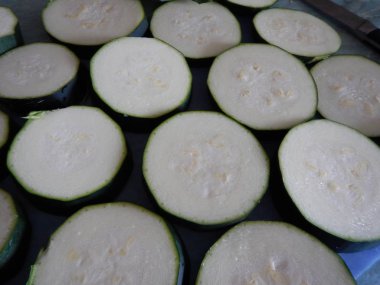 taze bir zuchini yuvarlak dilimleri