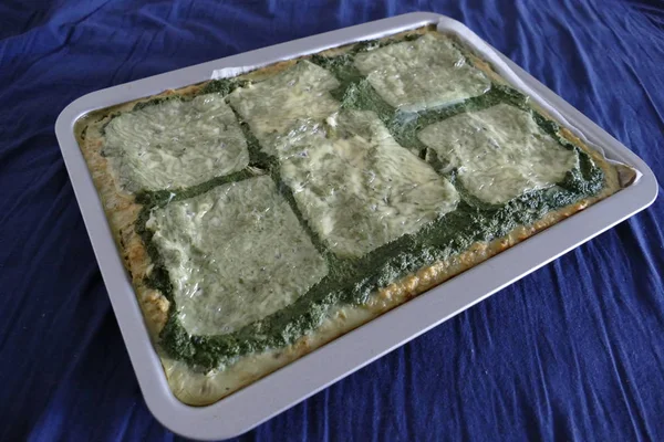 Torta di spinaci freschi fatti in casa con formaggio — Foto Stock