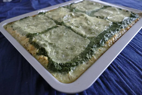 Verse zelfgemaakte spinazie cake met kaas — Stockfoto