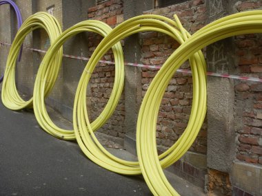 bir sokak yeniden inşası Instalation boru ile
