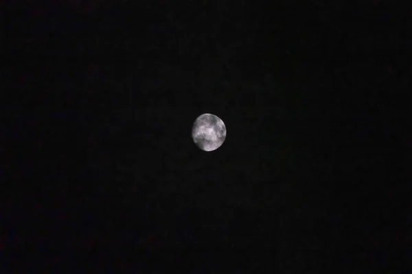 雲と美しい光沢のある満月 — ストック写真
