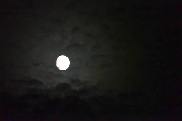 Bela lua cheia brilhante com nuvens — Fotografia de Stock