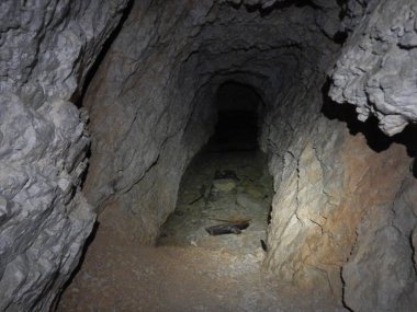 Eski savaş tünel sass di çekirdeğiyle dolomites içinde
