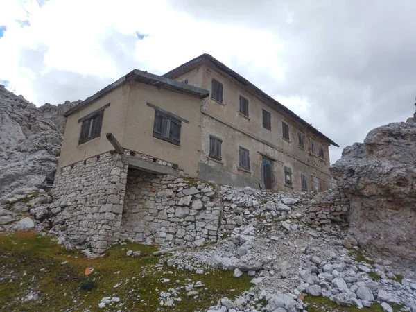Zřícenina domu válka v Dolomitech — Stock fotografie