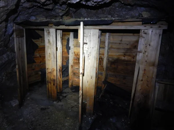 Erste Weltkriegstunnel mit Eis bei der Tofana di dentro in den Dolomiten — Stockfoto