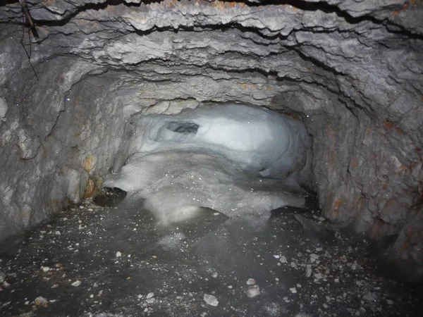 第一次世界大战的 tunel 与冰在 tofana di dentro 在白云石 — 图库照片
