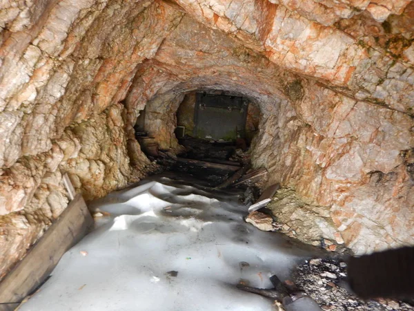 첫번째 세계 대전 tunel dolomites에 tofana 디 내부에 얼음으로 — 스톡 사진